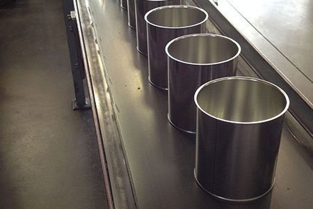 Smooth Tin Cans on conveyor belt in Can It's factory